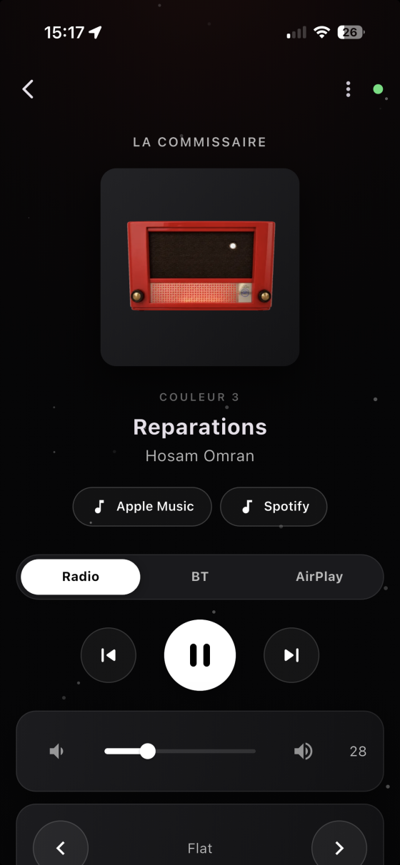 Lecteur radio : pochette, titre et artiste en cours, boutons Apple Music et Spotify, réglage du volume.