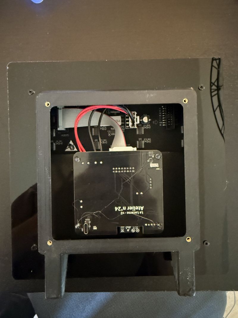 L’intérieur de la Lucarne : circuit imprimé Atelier N°24 et câblage